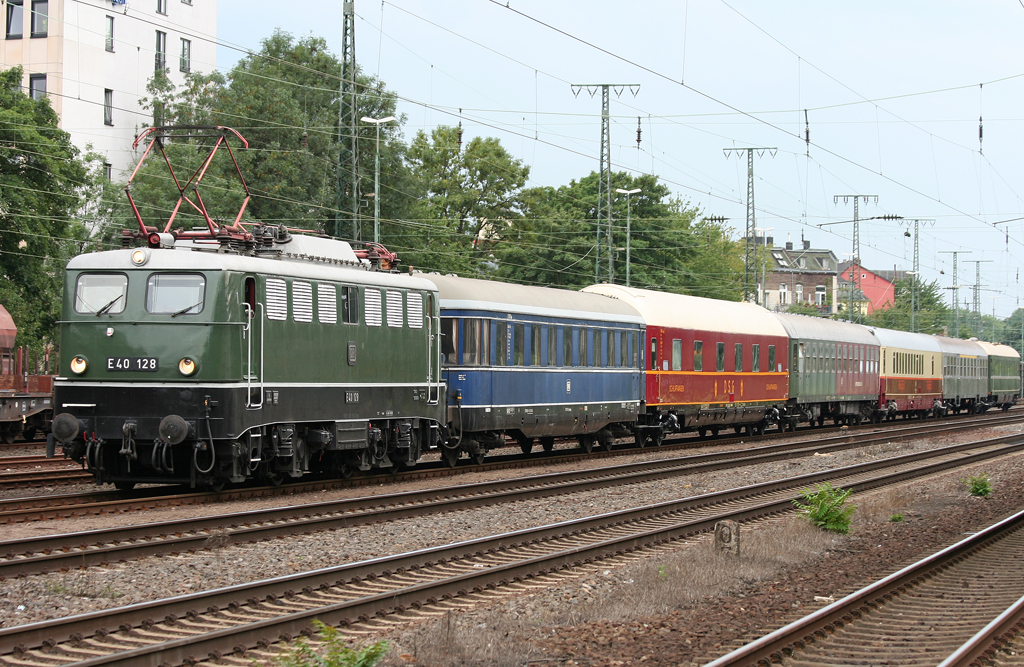Die E40 128 vom DB Museum Koblenz Lützel zieht einen Museumszug nach
