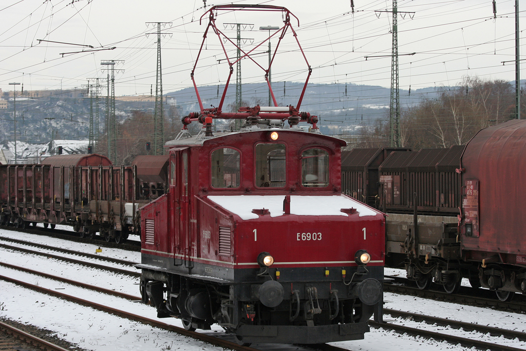 Die E69 03 pendelte am Nikolausfest mit einem N-Wagen zwischen Koblenz Ltzel und Neuwied, aufgenommen in Ltzel Gbf am 05.12.2010