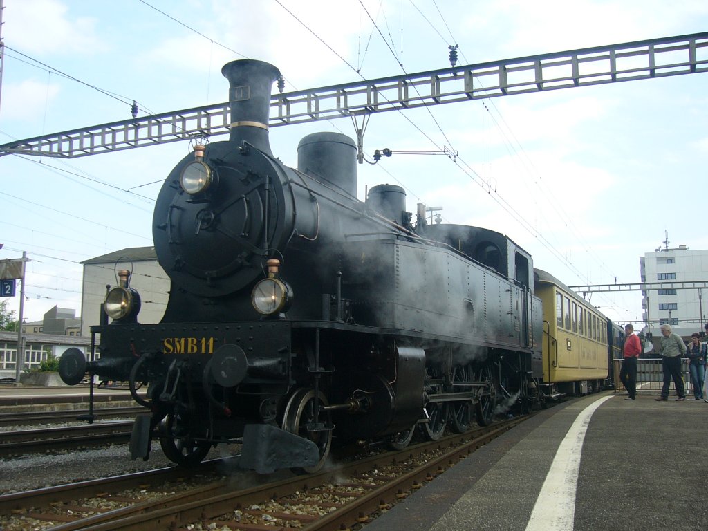 Die Ec4/5 11 der DBB (ex SMB) mit einem Extrazug in Langenthal am 3.6.2004.