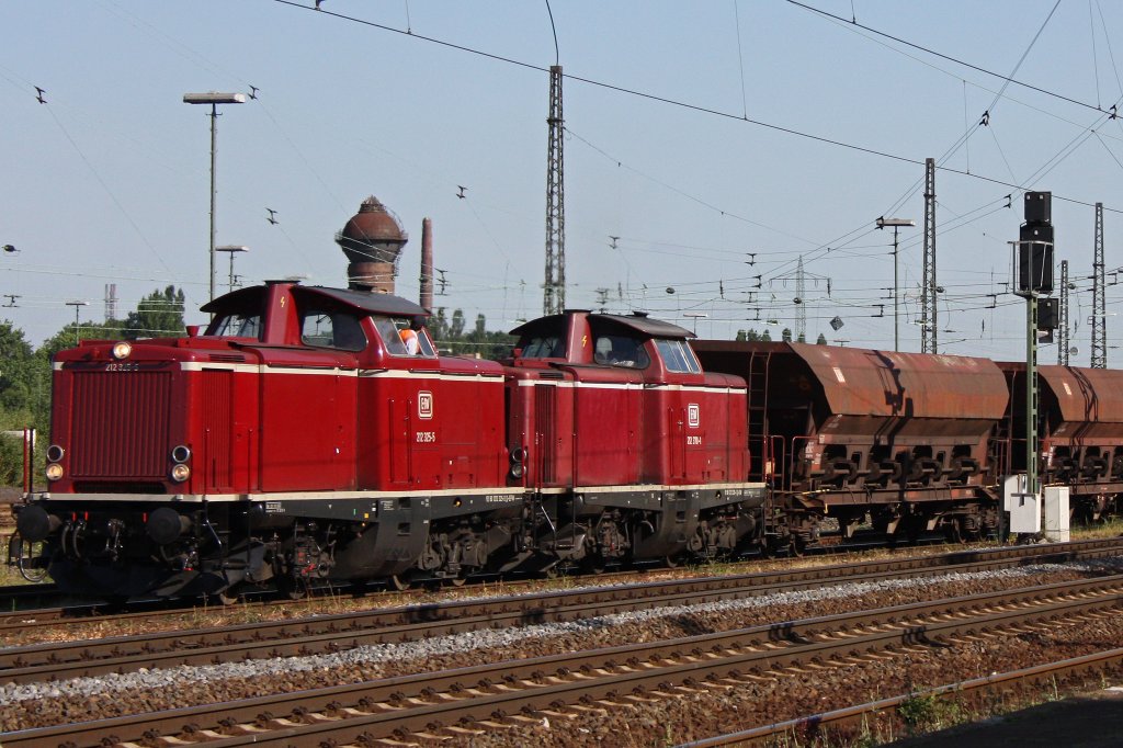 Die EfW Loks 212 325 und 212 370 beim rangieren eines Schotterzuges am 6.7.10 in Duisburg-Bissingheim