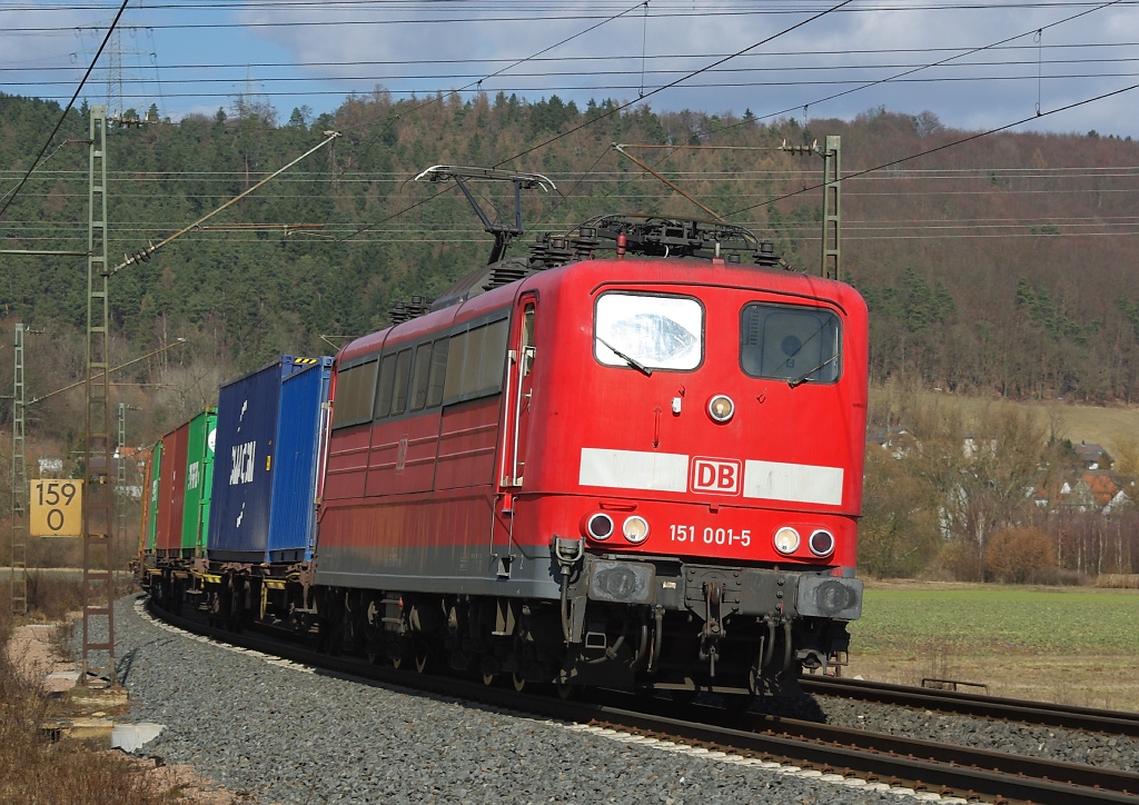 Die erste ihrer Art sieht eigentlich noch ganz fit aus: 151 001-5 mit Containerzug in Fahrtrichtung Sden zwischen Mecklar und Friedlos. Aufgenommen am 06.03.2011.