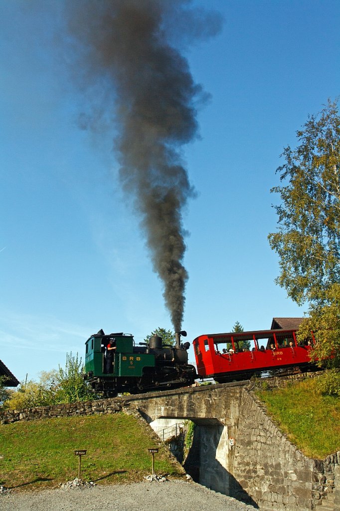 Die ersten warten, Heinz Stoll und ich konnten den Dampfer aber nicht so vorbei lassen. Die Kohle befeuerte BRB 6 fhrt um 9:45 Uhr (01.10.2011) zum Brienzer Rothorn hinauf. Die H 2/3 Baujahr 1933 (2. Generation) wurde unter der Fabrik-Nr. 3567 bei der Schweizerische Lokomotiv- und Maschinenfabrik, Winterthur gebaut. Weitere Infos unter: www.brienz-rothorn-bahn.ch