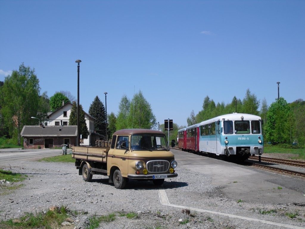 Die Erzgebirgische Aussichtsbahn (772 312-5, 972 711-0 und 171 056-5) war am 08.05.11 wieder unterwegs. Bei der Motiv suche in Grnstdtel ergab sich dann dieses Bild im Bahnhof. 

