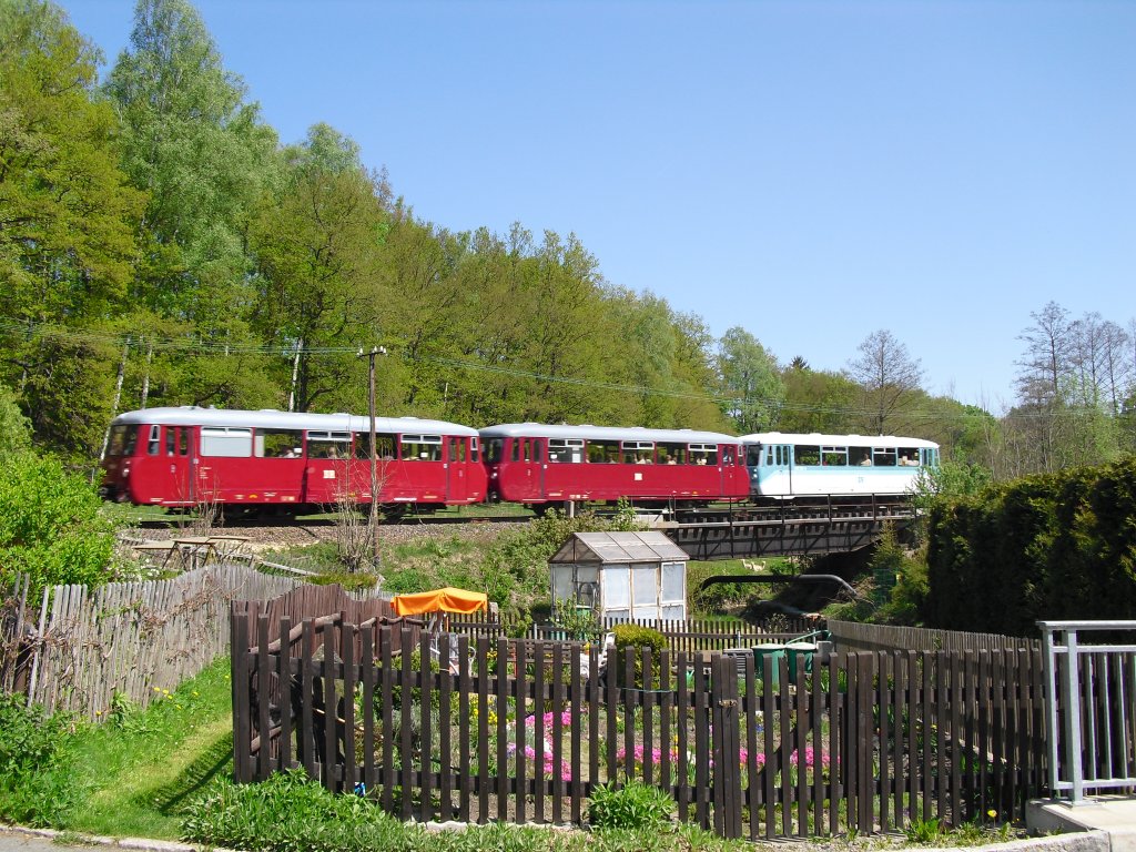 Die Erzgebirgische Aussichtsbahn (772 312-5, 972 711-0 und 171 056-5) war am 08.05.11 wieder unterwegs. Hier unterwegs von Markersbach nach Raschau. 

