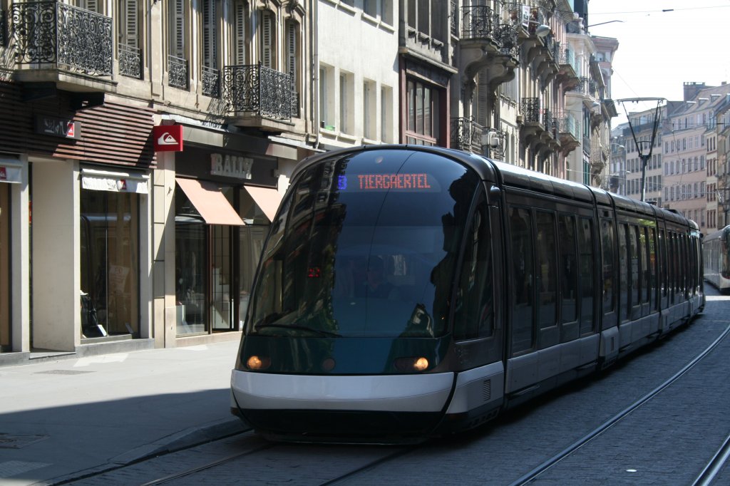 Die Eurotram 1051 fhrt auf der Linie B von Hoenheim Gare nach Lingolsheim Tiergaertel und erreicht kurz nach Aufnahme dieses Bildes den Straenbahnknotenpunkt Homme de Fer, 28.04.10