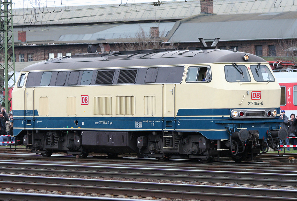 Die ex Mhldorfer 217 014-0 rollt whrend der Lokparade anlsslich des 175 Jahre Eisenbahn Jubilums durch Koblenz Ltzel am 03.04.2010