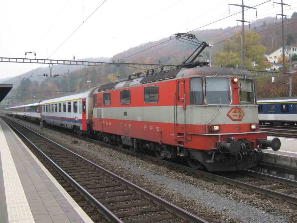 Die ex. Swiss Express Re 4/4 II 11109 mit IR 96 in Stein-Sckingen. An erster Stelle ist ein Am, 61 88 19-70 607-7, der Beligschen Bahn (deklassiert) eingereiht, 06.11.2011.