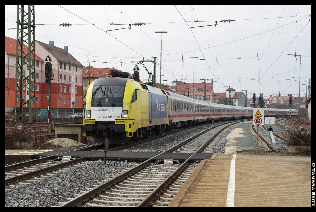 Die Fernverkehrs Leihlok 182 525 von MRCE Dispolok erreicht soeben mit dem IC 2083 von Hamburg nach Berchtesgaden den Ansbacher Bahnhof. (24.03.2013)