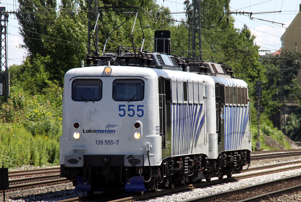 Die  flammneue  139 555-7 zieht die 139 260-4 durch Mnchen Heimeranplatz am 18.07.2012