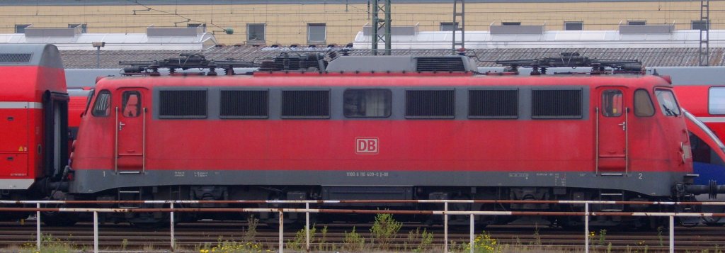 Die Frankfurter 110 409-0 stand am 07.09.2010 in Aachen Hbf hinter der 111 013.