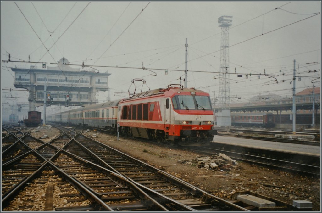 Die FS 402 025 in ihrer gelungenen Ursprungsfarbgebung erreicht mit einem Fernzug den vernebelten Bahnhof Milano Centrale.
Februar 1999