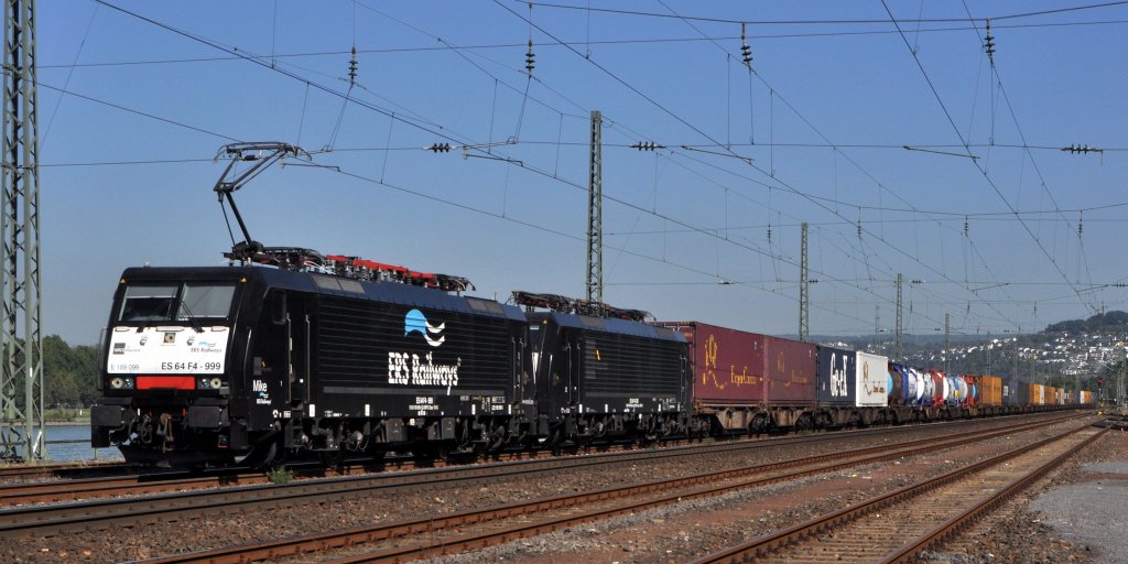 Die fr ERS Railways fahrende MRCE Dispolok ES 64 F4-999 (E 189 099) und eine  kalt  mitlaufende ES 64 F4 (189 XXX) befinden sich am 08.09.12 in KO-Ehrenbreitstein mit einem Containerzug auf der Fahrt Richtung Sden. 