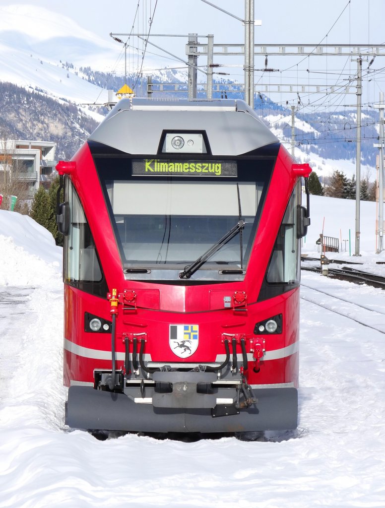 Die ganz neue Triebwagen ABe 4/16 3101 mit en  Klimamesszug  im Bf. Samedan - 04/02/2013