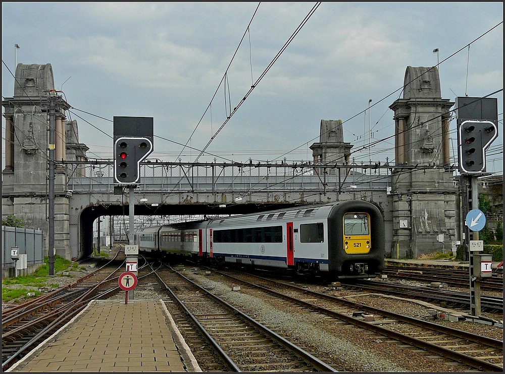 Die Gumminase AM 96 521 fhrt am 10.07.10 unter der schnen alten Brcke hindurch in den Bahnhof von Oostende ein. (Jeanny)