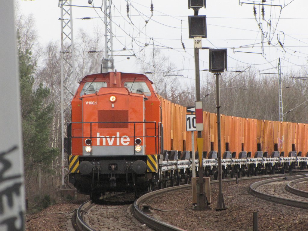 Die Havellndische Eisenbahn befrdert hier am 04.03.2010 einen Mllzug nach Berlin Neukln.Durchfahrt in Berlin Eichgestell.