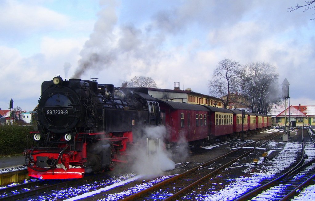 Die HSB 99 7239-9 hatte am 24.11.2010 die Aufgabe, die HSB 8935 zum Brocken zu bringen. Hier steht der Zug in Wernigerode.