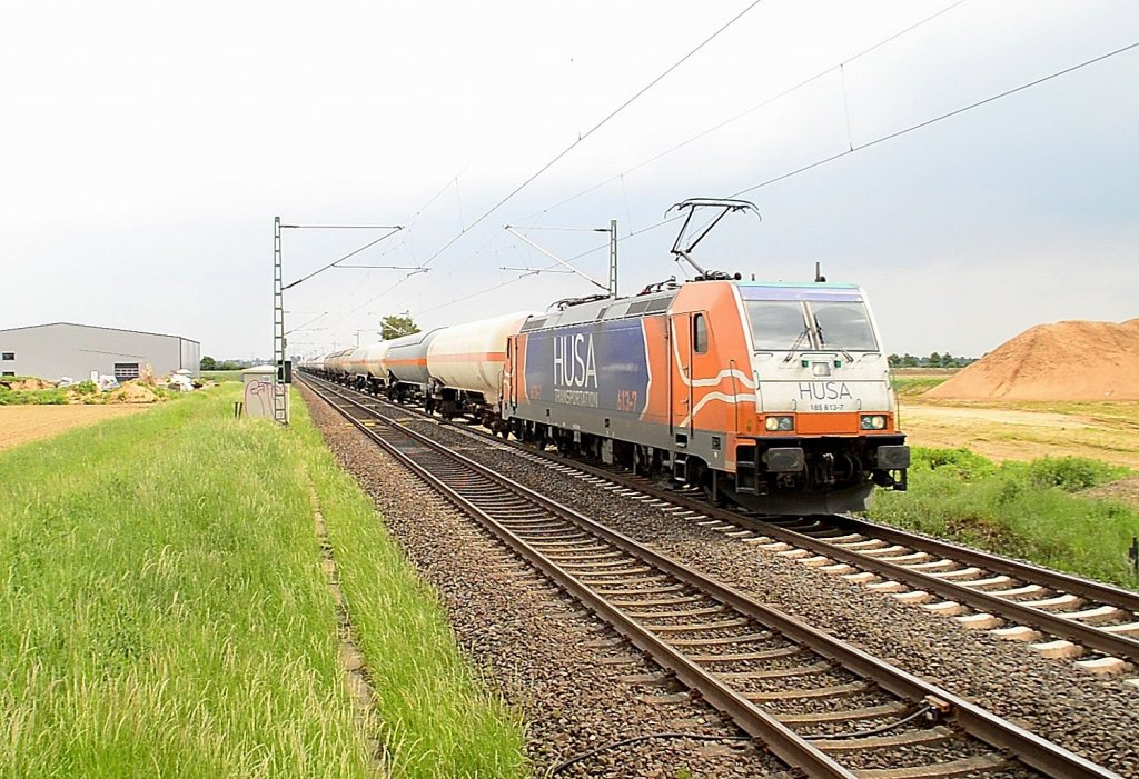 Die Husa 185 613-7 mit einem Tankwagenzug in Richtung Neuss unterwegs, wegen Bauarbeiten an Gleis 1 fahren alle Zg zwischen Nievenheim und Norf auf dem Richtungsgleis 2 das eigentlich nach Kln fhrt. 25.5.2013