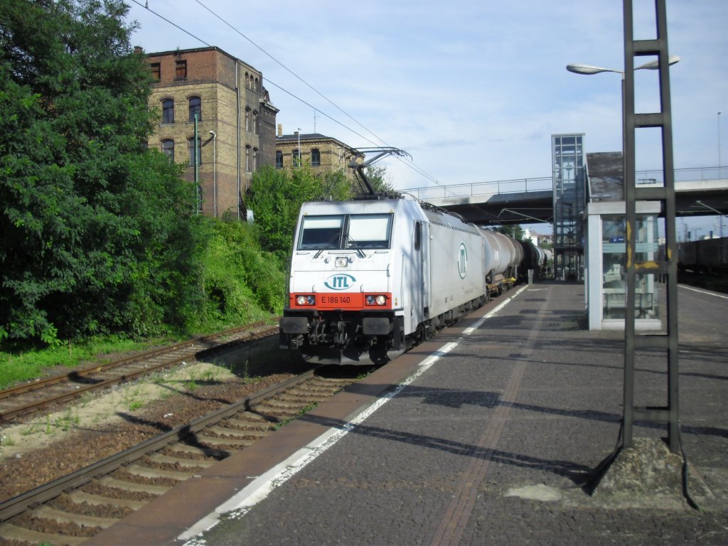 Die ITL E 186 140 fhrt mit Kesselwagen durch Dresden-Friedrichstadt.