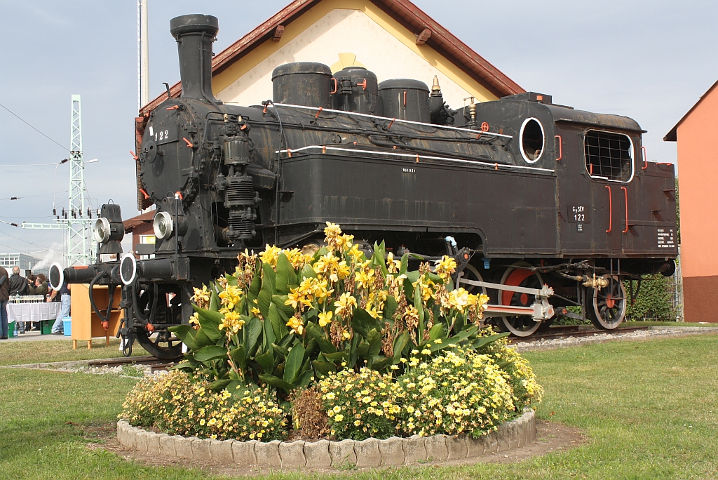 Die jahrelang auf der Neusiedlersee-Bahn eingestzte GySEV 122 ist nun beim Bf. Bad Neusiedl am See als Denkmal aufgestellt. Bild vom 22.09.2012.