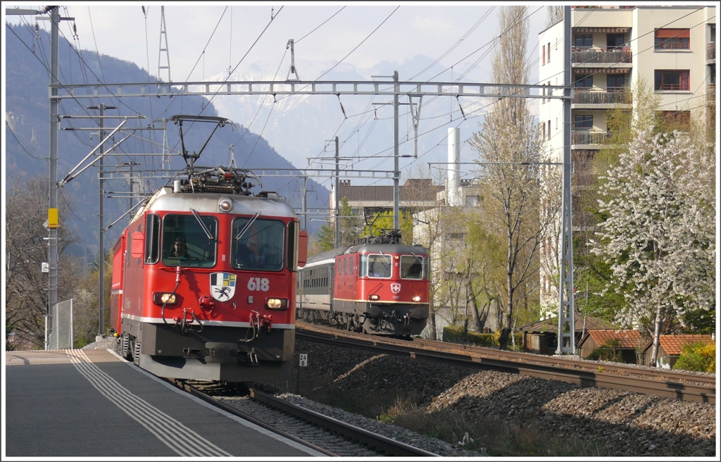 Die kleine und die grosse Rote in Chur Wiesental. Ge 4/4 II 618  Bergn  und Re 4/4 II 11217. (19.04.2010)