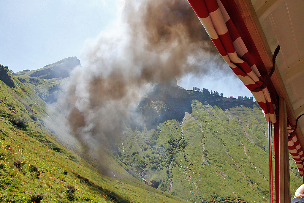 Die kohlenbefeuerte Lok 2 bekommt soeben ihr  Futter . Entsprechend gibts Rauchschwaden, welche die Sicht auf den Dirrengrind (1957 m . M.) teilweise verdecken. Im B27 Salon Rouge oberhalb der Chemad, 16. Juli 2011, 11:35