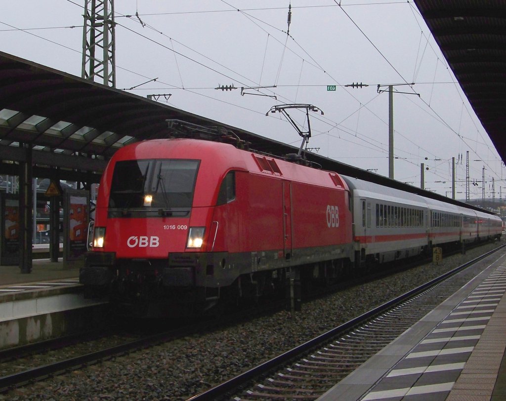 Die letzte planmige BB Taurus Leistung vor den Intercity Zgen in der Pfalz und 1016 009 stand mit dem IC 2055 Saarbrcken - Stuttgart am 09.12.2011 in Kaiserslautern Hbf