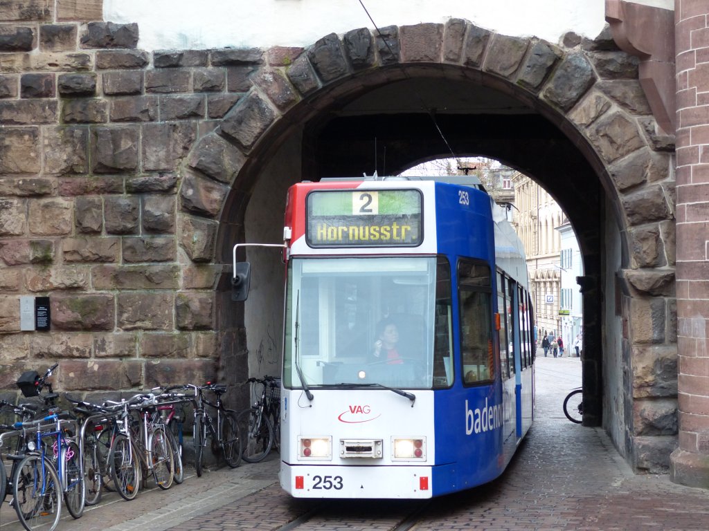 Die Linie 2 nach Hornusstraße durchfährt das Martinstor am 20.4.2013