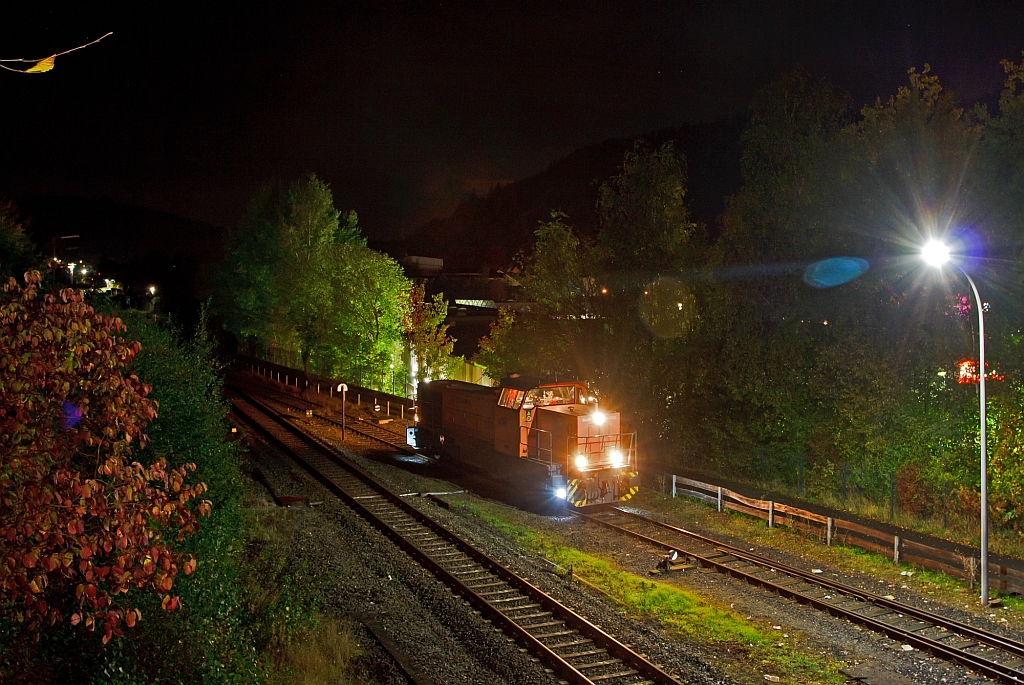 Die Lok 42 der Kreisbahn Siegen-Wittgenstein (KSW), eine Vossloh G 1700 BB (F.-Nr. 1001108, Baujahr 2001), rangiert am 12.10.2012 (22:40 Uhr) in Herdorf auf dem KSW-Gleis. Sie hat ihren Güterzug abgestellt, nun ist die Weiche umgestellt und gleich geht es zur Nachtruhe in den Lokschuppen.
