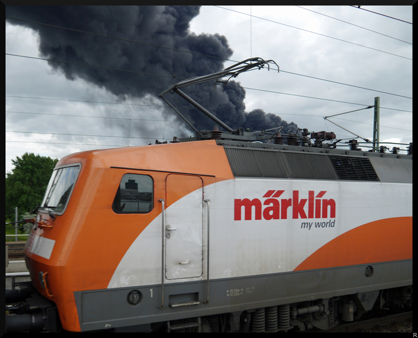 Die Märklin- 120 112-8 brennt!!!

...nein Scherz ;) Der Lok gehts gut. Die Wolken stammen von einem Lagerhausbrand in Ludwigshafen, der erst am frühen Abend unter Kontrolle gebracht werden konnte. Das Bild entstand auf der Rheinbrücke auf mannheimer Seite. (22.06.2013)
