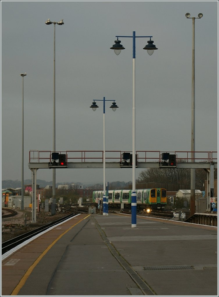 Die meisten Strecken südlich von London sind statt mit der sonst üblichen Fahrleitung mit Stromschienen elektrifiziert. Die Stromschienenbetrieb ist zwar recht Störungarm, aber, wie dieser 313 Triebzug beweist, auch mit interessanten  Begleiterscheinungen  verbunden. 
Brighton, den 15. Nov. 2012