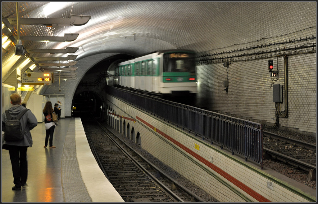 Die Metro entschwindet weiter oben - 

Der durchfahrende Metrozug verlässt die Station auf einem höheren Niveau und biegt dort nach rechts ab. Metrostation Mirabeau der Linie 10 in Paris. 

20.12.2012 (J)