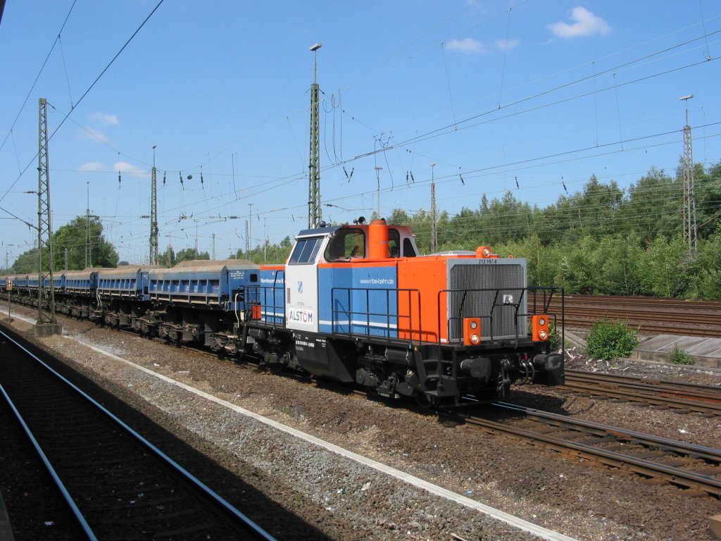 Die modernisierte 212 197-8 fhrt am 24. Juli 2008 mit Zug mit Baumaterial durch Bochum-Langendreer Richtung Osten.