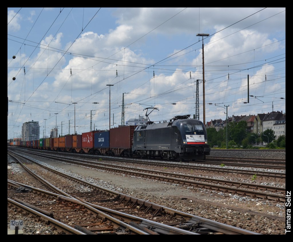 Die von MRCE an Boxxpress vermietete ES 64 U2-037 rollt am 02.07.13 durch den Frther Gterbahnhof in Richtung Nrnberg.