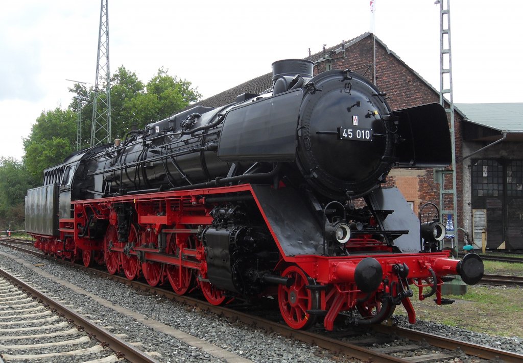 Die nach dem Grobrand von 2005 in Nrnberg ausgebrannte 45 010 wurde uerlich wieder aufgearbeitet und prsentiert sich hier am 15.September 2012 auf der Drehscheibe des ehemaligen Bw Lichtenfels