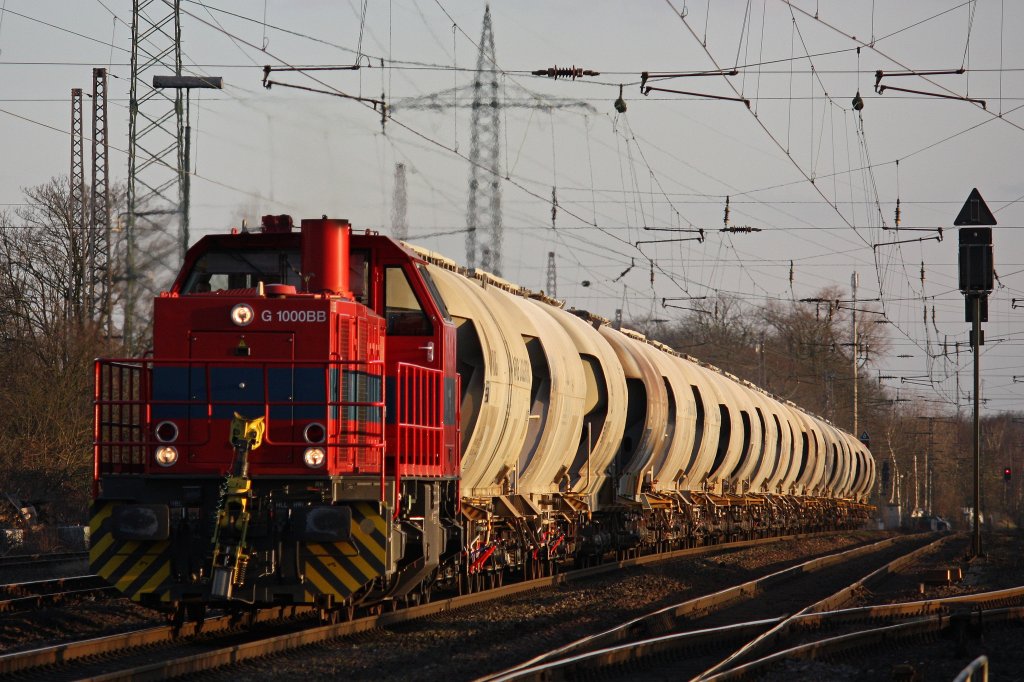 Die NE Mietlok 500 1567 (ex Chemion 09) am 19.3.12 mit einen Kalkstaubzug bei der Durchfahrt durch Ratingen-Lintorf.