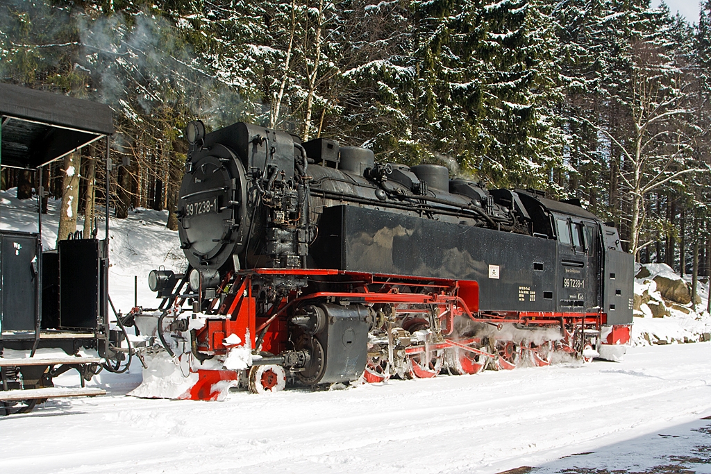 Die Neubaulokomotive 99 7238-1 der HSB (Harzer Schmalspurbahnen GmbH) hat am 23.03.2013 ihren Sonderzug vom Brocken zum Bahnhof Schierke hinab gebracht.
 
Die Spuren von dem viele Schnee Mitte Mrz von auf dem Brocken sind (1,5 m) deutlich zu sehen.