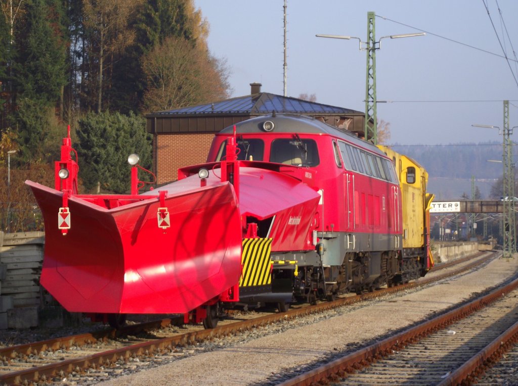 Die neue Kronacher Schneepflug-Fuhre bestehend aus einem Pflug der Bauart 850, der 218 139-4 sowie einem Meininger Schneepflug steht am 12. November 2011 auf Gleis 6 im Bahnhof Kronach hinterstellt und wartet auf den Wintereinsatz auf der Frankenwaldbahn.
