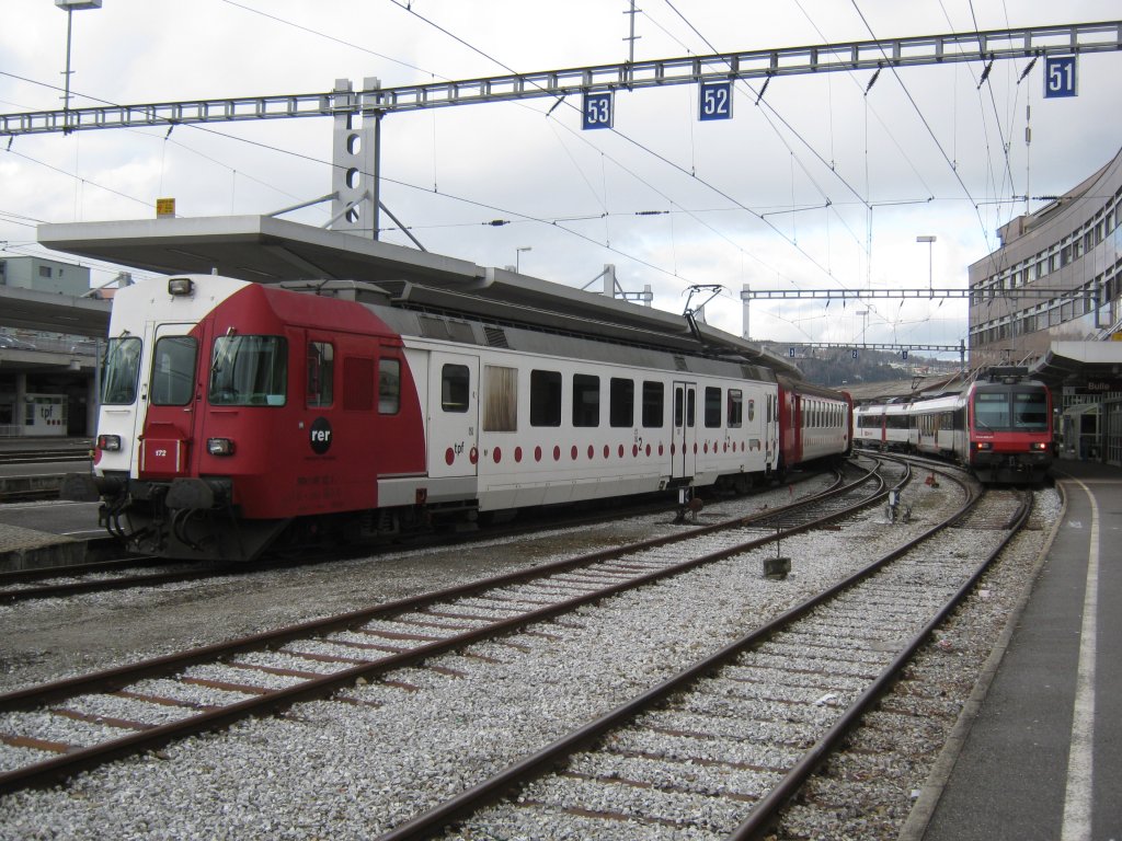 Die neue S-Bahn Freiburg: Links RBDe 4/4 Reserve-Pendel (mit RBDe 567 172), rechts SBB Domino als Regionalzug nach Fribourg, 29.12.2011.