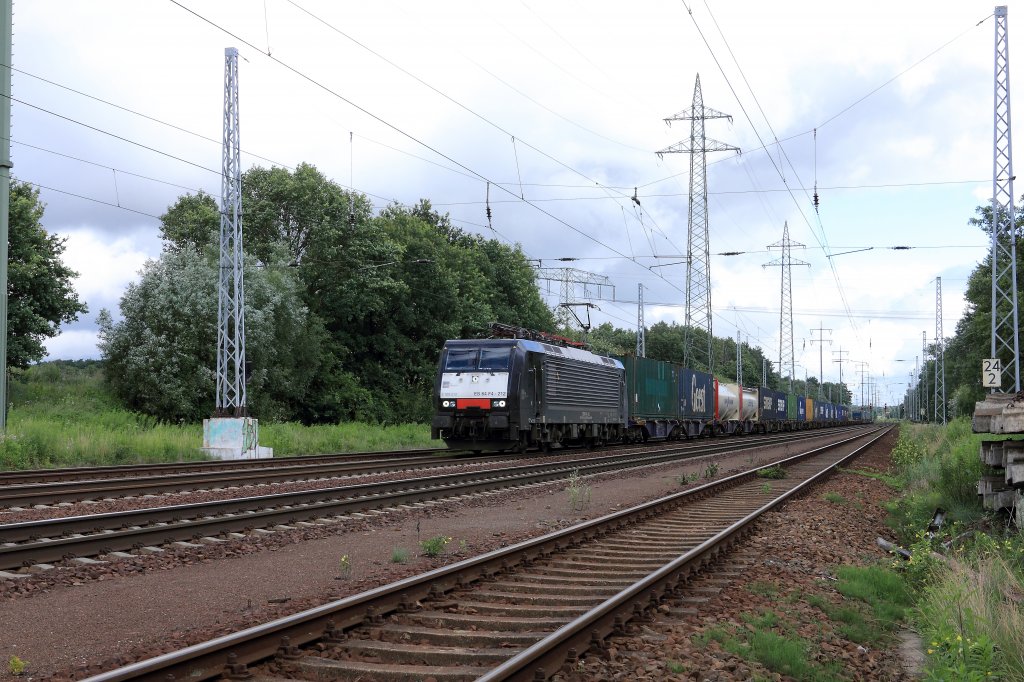 Die nicht verliehene ES 64 F4-212 (189 212) der MRCE Dispolok passierte mit einem gemischten Gterzug am 14. Juli 2012 auf dem sdlichen Berliner Auenring bei Diedersdorf. 