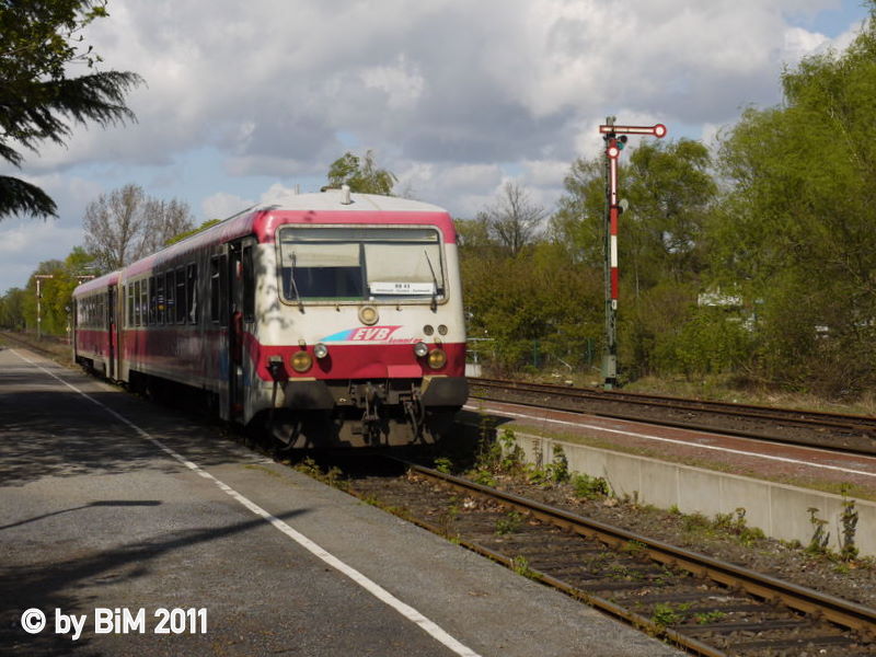 Die NWB hat mittlerweile 3 Fahrzeuge der EVB ausgeliehen, alleine an diesem Tag fuhren zwischen Dortmund und Dorsten 2 dieser VT 628. Da kommt das Formsignal gut zur Geltung neben den VT628. 12.04.2011
