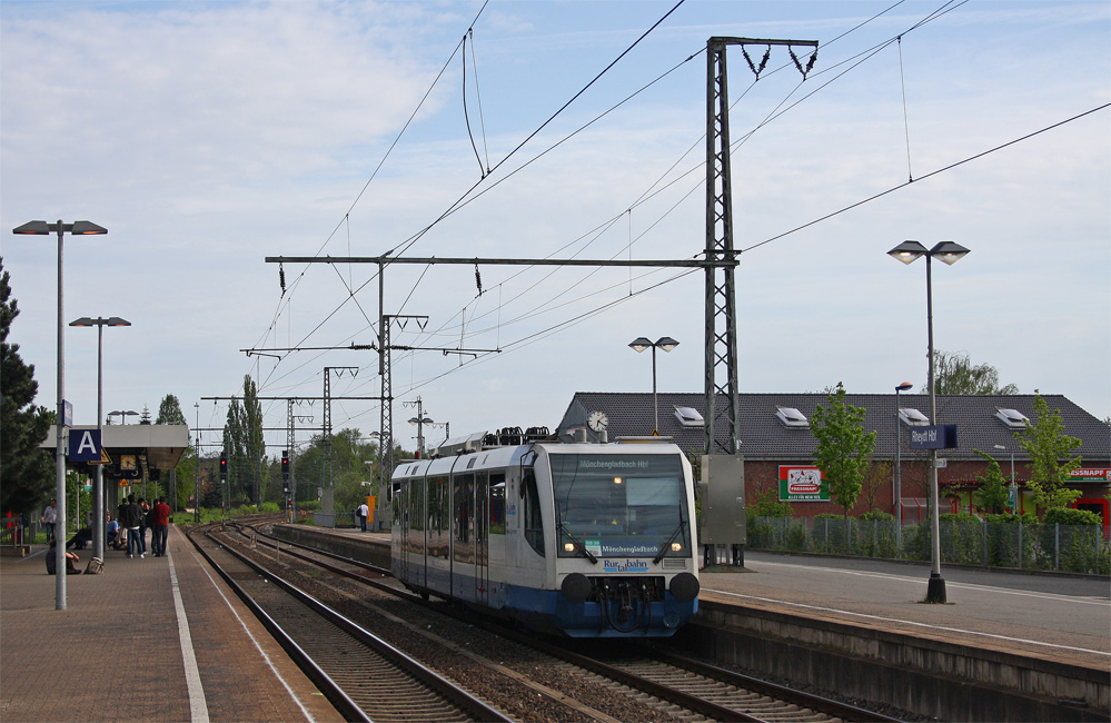 Die RB11295 -  RB39 Schwalm-Nette-Bahn  aus Dalheim steht in Rheydt Hbf an Gleis 4 und wird in krze vor dem ICE122 den Weg nach Mnchengladbach Hbf beginnen, 1.Mai.11