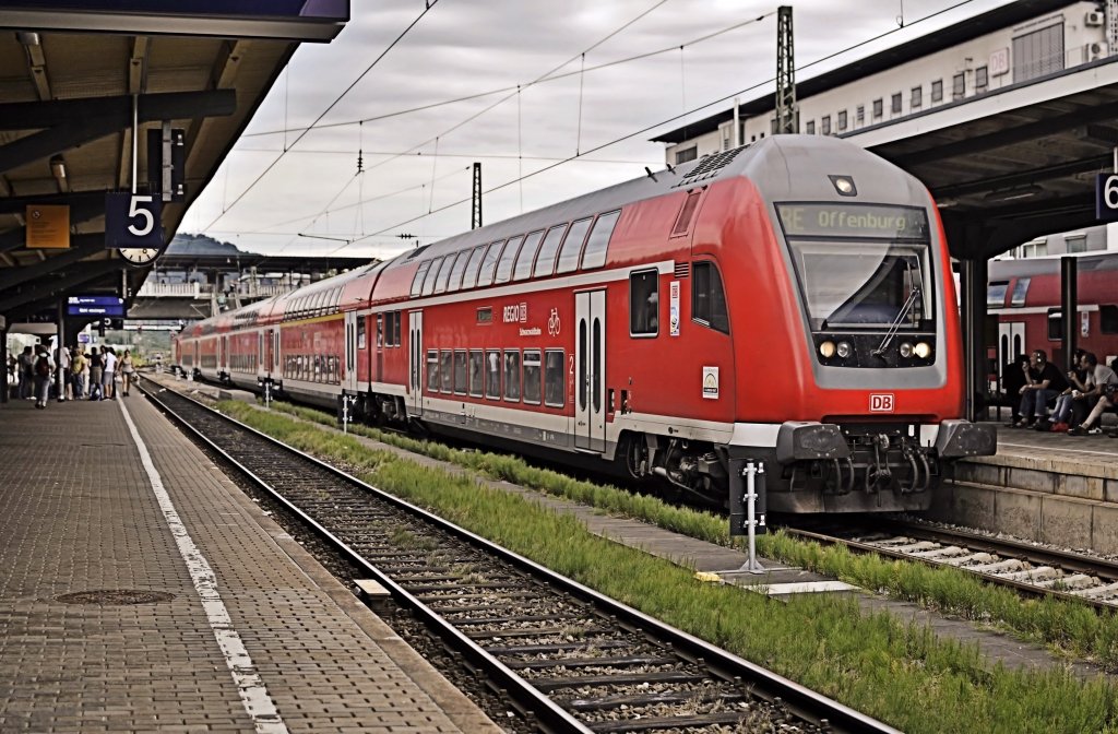 Die RE 31011 nach Offenburg hat ein 146er als Schublok, hier bei Ausfahrt von Freiburg Hbf am 6 aug 2011.
