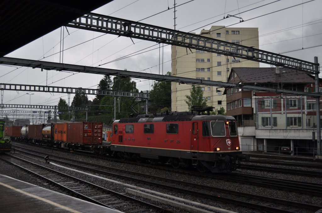 Die Re 4/4 II 11278 verlsst mit ihrem GZ Spiez, 13.05.2010