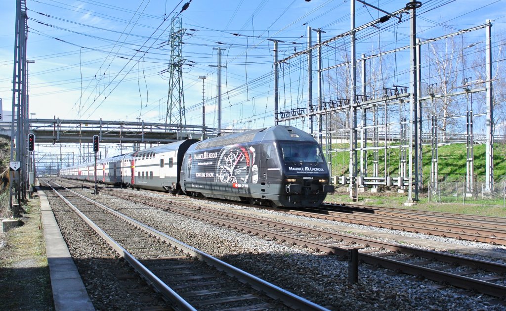 Die Re 460 076-3 wirbt seit wenigen Tagen fr  Maurice Lacroix . Im Bild ist die Lok am IC 30579 (Basel-Bzberg-Zrich-Chur) bei Durchfahrt in Muttenz. Wegen Bauarbeiten wird dieser Zug heute via Bzberg umgeleitet, 13.04.2013.