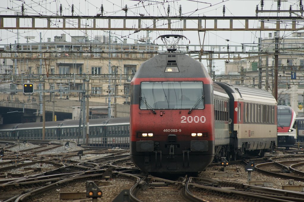 Die Re 460 083-9 wackelt ber etliche ablenkende Weichen, von Vevey kommend mit ihrem langen IR 1418 in Lausanne dem Gleis 7 entgegen.
07.03.2010