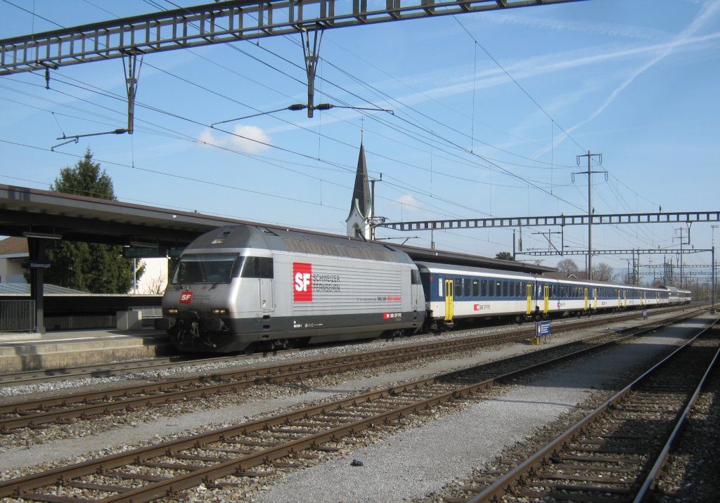 Die Re 460 100 mit dem IR 1968 bei Durchfahrt in Kaiseraugst. Das spezielle an diesem Zug ist, dass die 4 planmssigen 2. Klasswagen durch 6 EWI NPZ Wagen ersetzt wurden. Diese Wagen sind eigentlich fr Regionalzge vorgesehen, aber aufgrund Rollmaterialmangels kommen sie zurzeit zu Schnellzugsehren. Dahinter ist noch ein Apm61 Pano, Apm61 und ein D ex. SNCF, 12.03.2012.