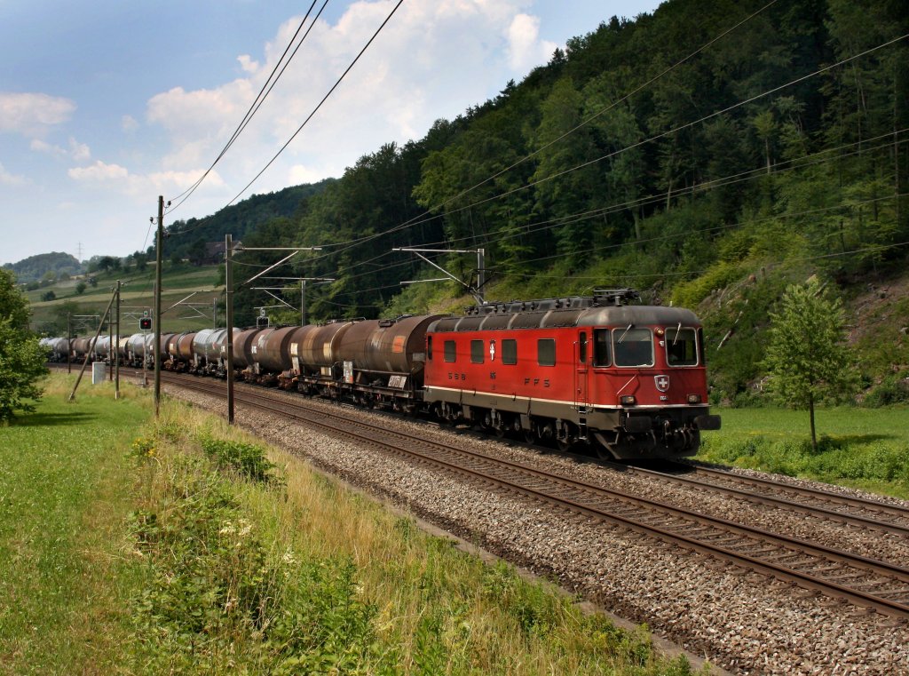 Die Re 6/6 11645 mit einem Kesselzug am 28.06.2011 unterwegs bei Tecknau.
