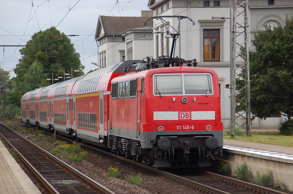 Die RE nach Bielefeld wird hier von der 111 145-9 geschoben. Am 22.7.2011 Steht der Dostockzug im Bahnhof Wunstorf......