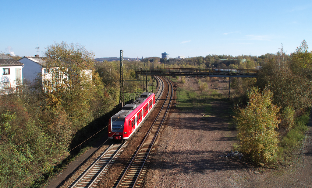 Die Regionalbahn St. Wendel - Saarbrcken

ist bei Neunkirchen/Sinnerthal unterwegs und wird nun durch das Sulzbachtal in Richtung Saarbrcken fahren.

426 005 luft auf der Relation RB 73 als RB 33634.

31.10.2012 KBS 680