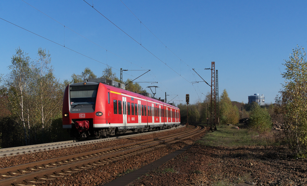 Die Regionalbahn St. Wendel - Saarbrcken ist bei Neunkirchen/Sinnerthal unterwegs und wird nun durch das Sulzbachtal in Richtung Saarbrcken fahren.

425 134 luft auf der Relation RB 73 als RB 33638

Hier mal der tiefe Standpunkt unten an der Strecke..

31.10.2012 KBS 680